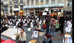 Lille: quarante-trois chaises vides sur la Grand-Place, en hommage aux étudiants mexicains disparus