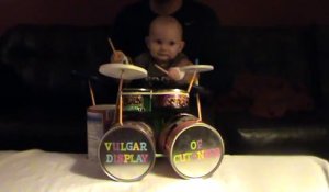 Bébé adorable joue de la batterie sur un morceau de Pantera - Baby metal drummer!
