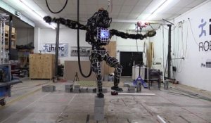 Nouveau robot Hi tech qui tient sur une jambe :  Karate Kid Robot!