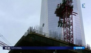 Deux laveurs de vitres suspendus dans le vide au 68e étage du One World Trade Center