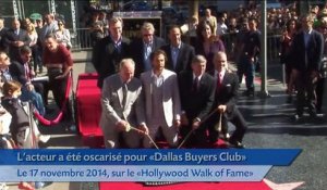 McConaughey s'agenouille devant son étoile à Hollywood