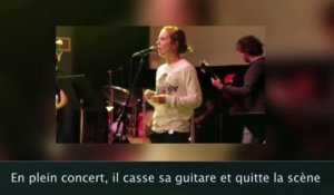 En plein concert, il casse sa guitare sur scène avant de disparaître !