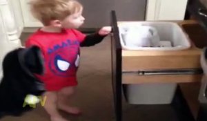 Un gamin un peu idiot essai de jeter son pantalon à la poubelle : 3 essais, 3 fails!