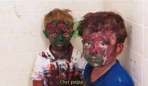 Papa dispute ses enfants recouverts de peinture