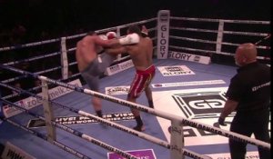 KO et nez explosé : ce kick-boxeur se prend un coup de genoux terrible!