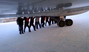 Des passagers poussent leur avion bloqué par le gel en Sibérie