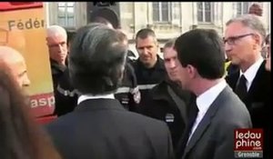 Valls vexé qu'un pompier refuse de lui serrer la main
