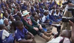 Madonna visite une école qu'elle a fait construire au Malawi