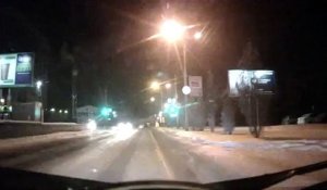 Russie: Femme ivre allongée sur la route