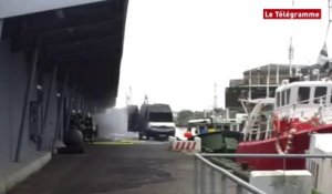 Lorient. Une camionnette contenant du matériel explosif en flammes