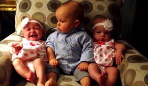 Un bébé un peu perdu entre des sœurs jumelles