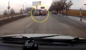 Quand une fille jalouse croise son ex-copain sur la route en Russie