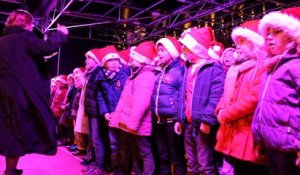 Les chants de Noël des écoles privées sur le marché à Cambrai
