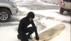 En Russie, les surfeurs de l'extrême déjouent le vent et le froid