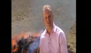 Journaliste hilare devant de la drogue brûlée