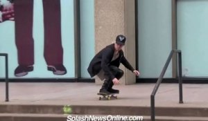 Justin Bieber se ramasse en Skateboard. Belle chute dans les escaliers!