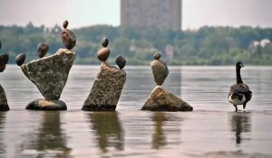 Un artiste fait tenir des pierres en équilibre : Gravity Glue 2014 - Magique...