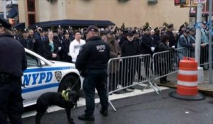 New York : des milliers de policiers rendent hommage à un agent assassiné