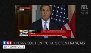 "Les assassins disent que Charlie Hebdo est mort, ils ont tort", dit John Kerry en français