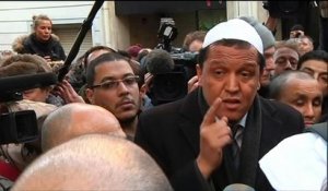 Recueillement et révolte de l'imam de Drancy devant le siège de Charlie Hebdo