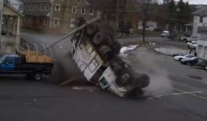 Un camion poubelle sans frein d'écrase dans un parking et fait un tonneau!