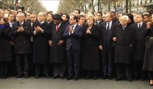 VIDEO - Hollande et les dirigeants étrangers applaudissent la foule de la marche républicaine