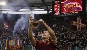 Francesco Totti célèbre son but en selflie