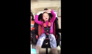 Une maman filme ses enfants et conduit