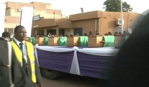 Six mois après le drame, des cercueils de victimes du crash d'Air Algérie rapatriés au Burkina Faso