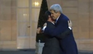 Le "gros câlin" de John Kerry à François Hollande