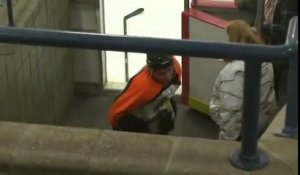 Un joueur de hockey sur glace loupe complètement sa sortie !