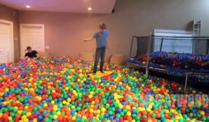 Il construit une piscine à boules dans son salon