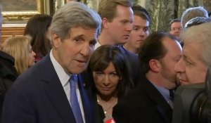 Attentats: visite symbolique de John Kerry à Paris