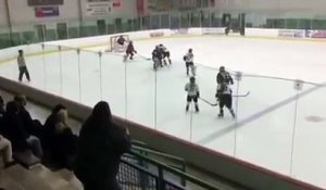 Hockey: mécontent, un père brise le plexiglas