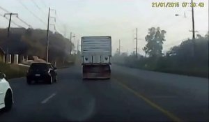 Ce fou du volant veut doubler un camion et passe à deux doigts de la catastrophe !