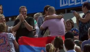 Novak Djokovic applaudit une demande en mariage en plein match