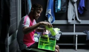 Neymar présente ses nouveaux crampons !