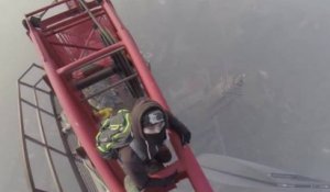Deux russes escaladent la tour Shanghai de 650m de haut !