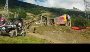 Antoine Bizet sur le step up - step down du slopestyle des Crankworx Les 2 Alpes