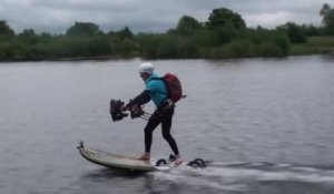 Doug Cannock propulsé à toute vitesse sur un lac