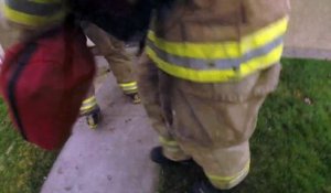 Des pompiers sauvent un enfant piégé dans une maison en feu à Fresno