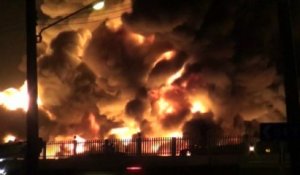 Spectaculaire incendie dans un entrepôt chinois en Thaïlande
