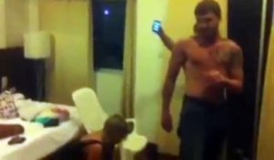 Un Russe éméché essaie de mettre un coup de pied dans une bouteille posée sur la tête de sa copine