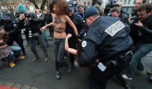 Affaire Carlton : trois Femen se jettent sur le toit de la voiture de Dominique Strauss-Kahn