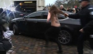 Les Femen s'en prennent à la voiture de DSK