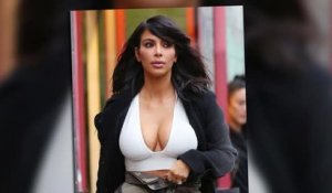 Kim Kardashian brave le froid dans un top minuscule