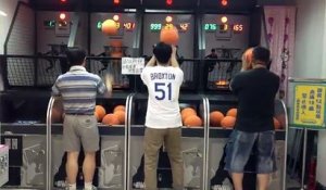 Fan de basketball, il est le Michael Jordan de cette salle d'arcade !