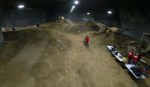Terrain de BMX géant dans une caverne souterraine - Ancienne mine de Limestone
