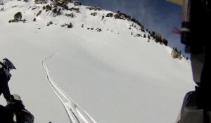 Avalanche impressionnante : des hommes en moto-neige se précipitent pour sauver un homme piégé!