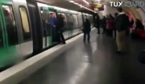 Des supporters racistes de Chelsea bloquent l'entrée du métro à un homme noir